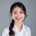 苏雨桐儿童心理专家头像，年轻女性，扎马尾，笑容亲切，穿白色衬衫
