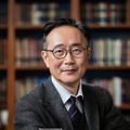 陈明远心理咨询师头像，儒雅中年男性，戴眼镜，表情温和专注，背景为书架